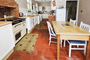 Kitchen/Breakfast Room- click for photo gallery